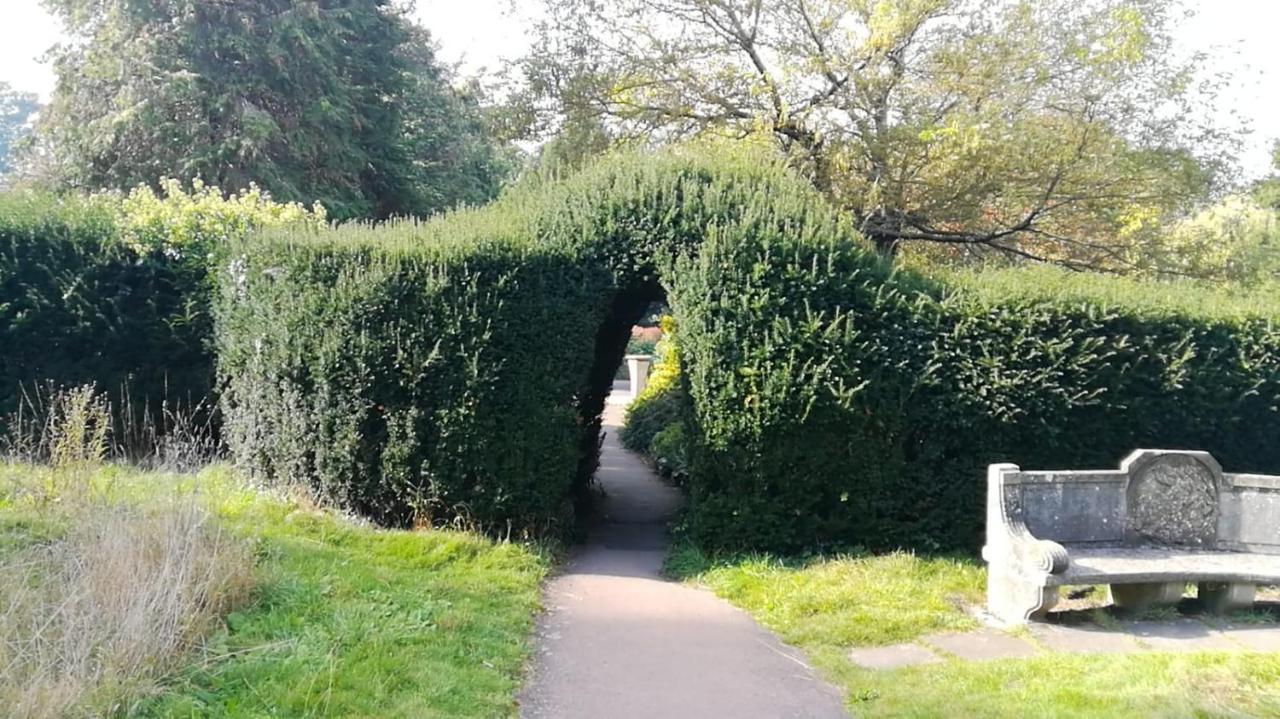 Many Worlds Meet - Eurostar, Wimbledon 30 Mins, Central London, Gatwick 15 Mins - Spacious, Sleeps Up To 16 Plus Cot - Free Wifi, Parking - Next To Lloyd Park, Great For Families, Walkers, Relocators - Ideal For Contractors 克罗伊登 外观 照片