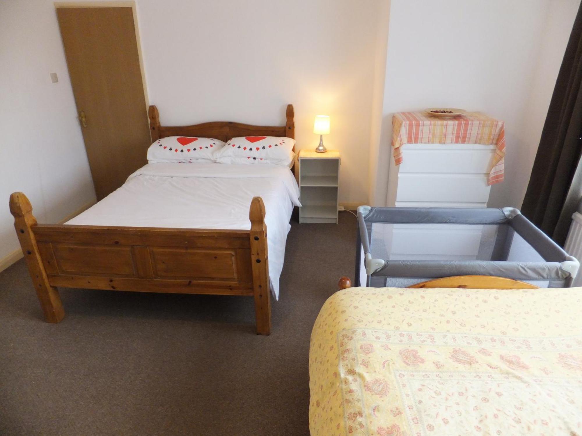 Many Worlds Meet - Eurostar, Wimbledon 30 Mins, Central London, Gatwick 15 Mins - Spacious, Sleeps Up To 16 Plus Cot - Free Wifi, Parking - Next To Lloyd Park, Great For Families, Walkers, Relocators - Ideal For Contractors 克罗伊登 外观 照片