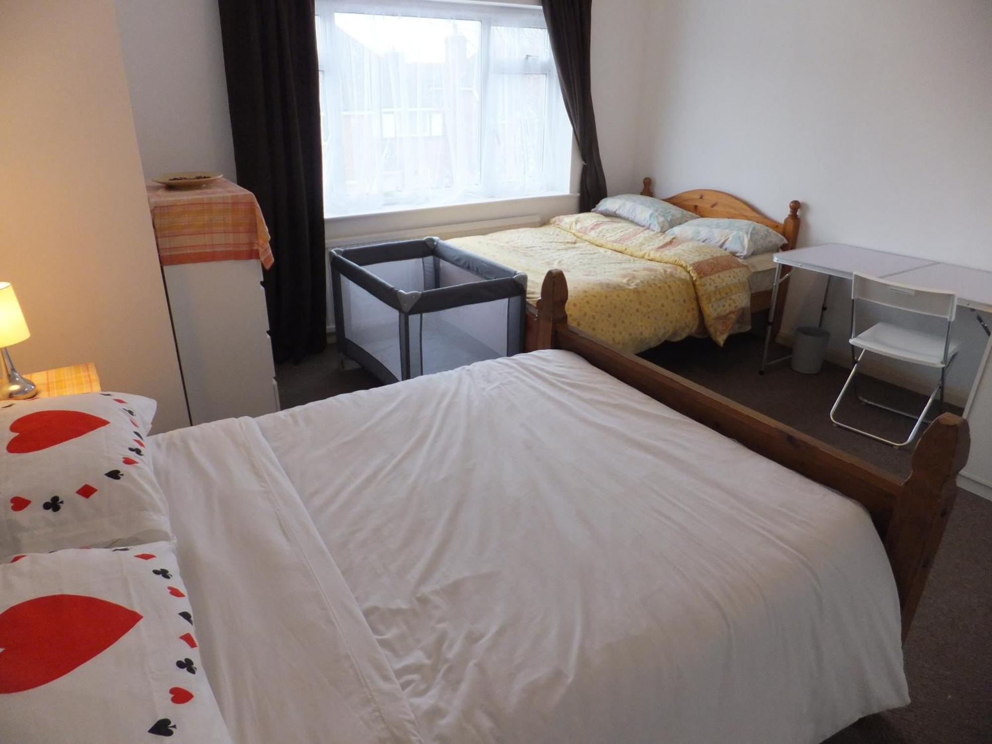 Many Worlds Meet - Eurostar, Wimbledon 30 Mins, Central London, Gatwick 15 Mins - Spacious, Sleeps Up To 16 Plus Cot - Free Wifi, Parking - Next To Lloyd Park, Great For Families, Walkers, Relocators - Ideal For Contractors 克罗伊登 外观 照片